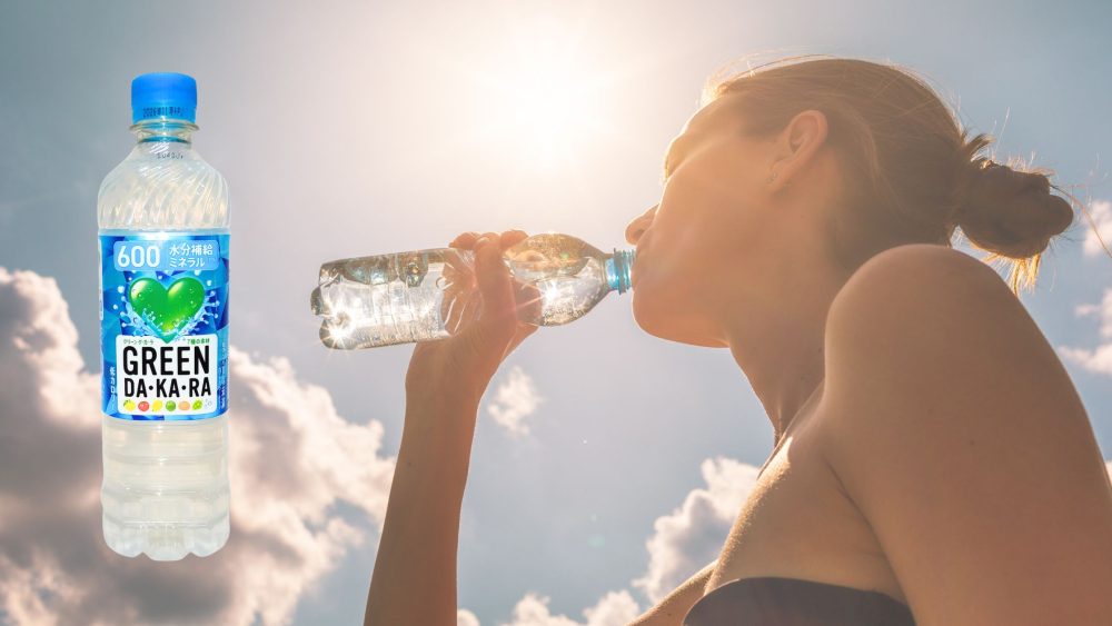 運動後にグリーンダカラを飲む女性の写真