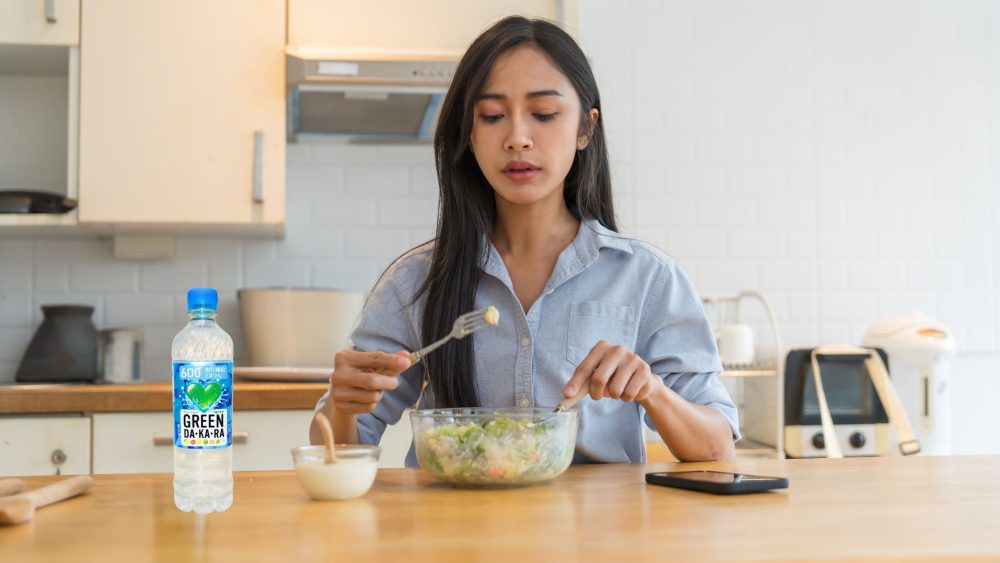 ダイエット食とグリーンダカラを飲む女性の写真