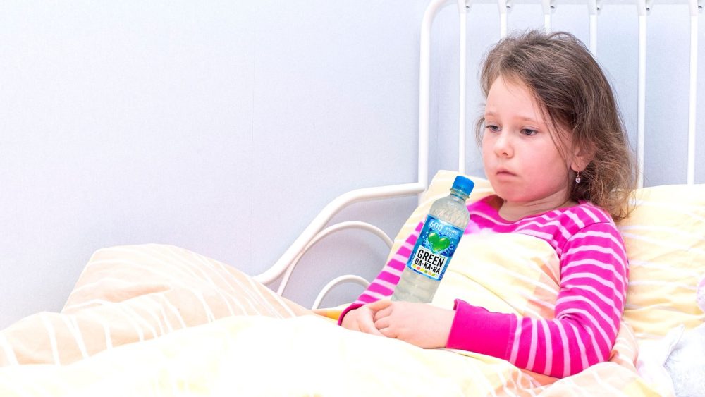 発熱でグリーンダカラを飲む子供