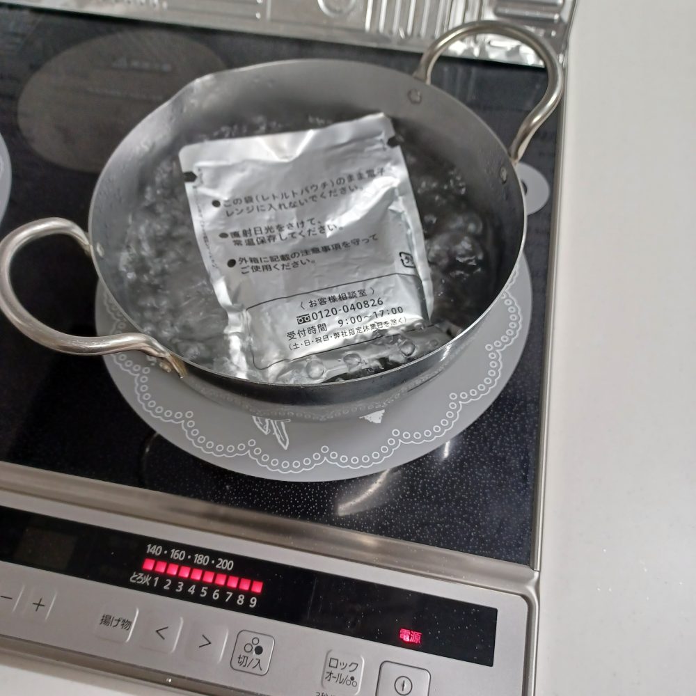 金のどんぶりを湯煎している写真