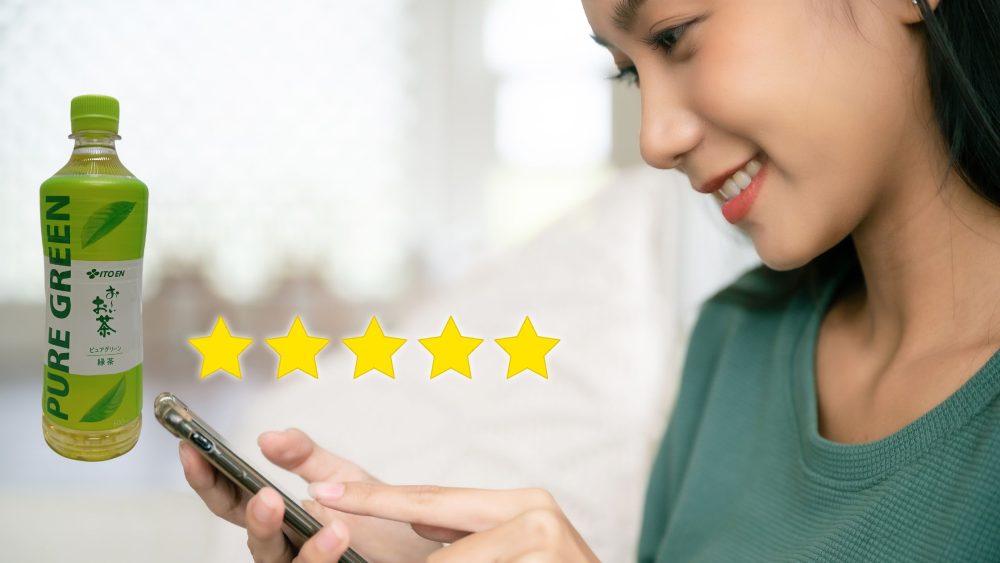 PURE GREENの口コミを検索している女性の写真