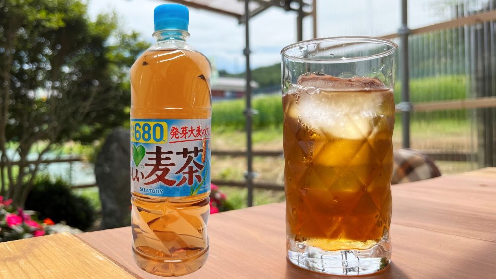 やさしい麦茶をグラスに注いだ写真