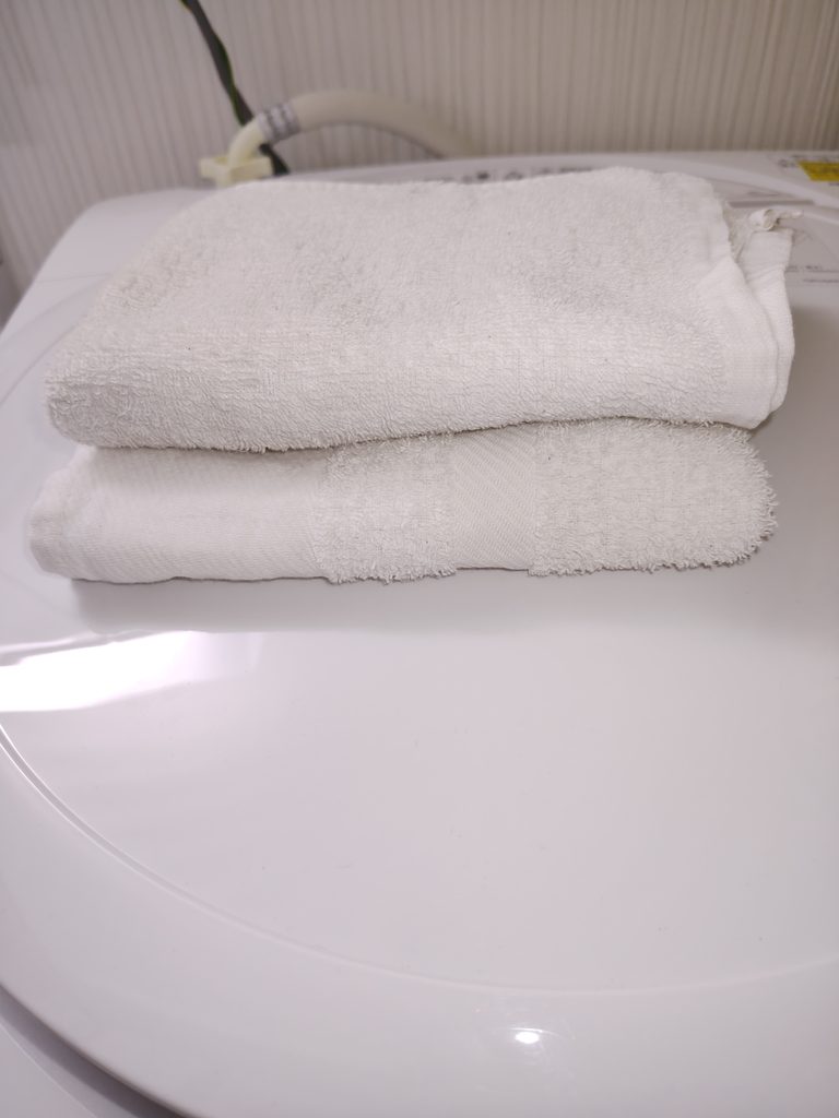 柔軟剤なしで洗って部屋干ししたタオルとTシャツ