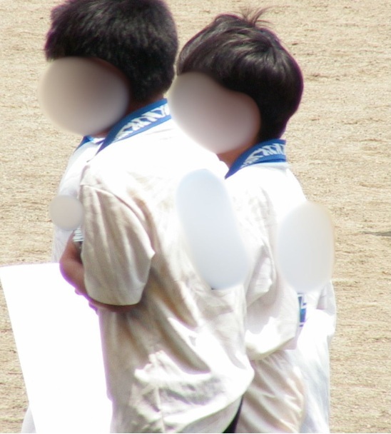 泥汚れがついた白いサッカーのユニフォーム