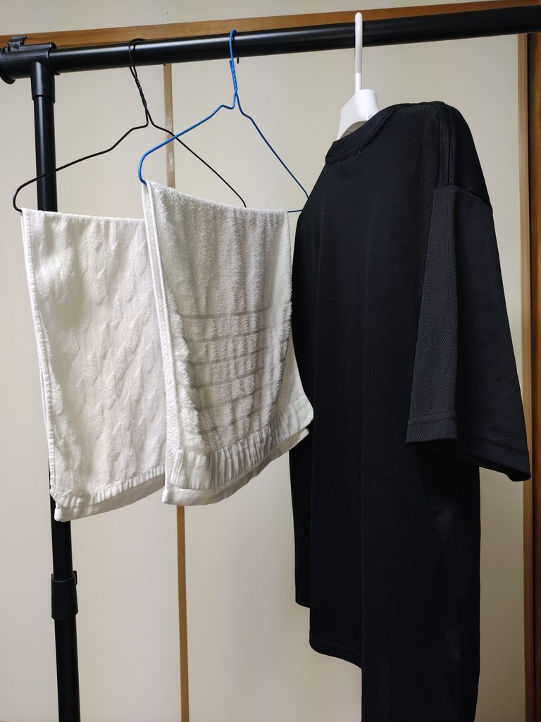 柔軟剤3種で洗って部屋干ししたタオルとTシャツ